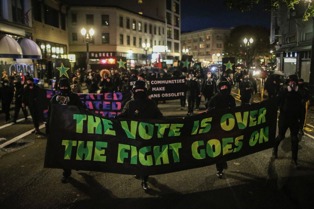 Marcha en Portland inmediatamente después de las elecciones de 2020 La votación ha terminado, la lucha continúa